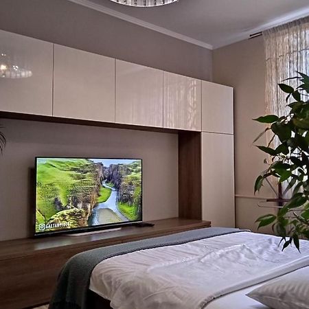 Vip Квартира Подобово Центр, 2 Кімнати, Смарт Тв, Документи Apartment Rivne Luaran gambar